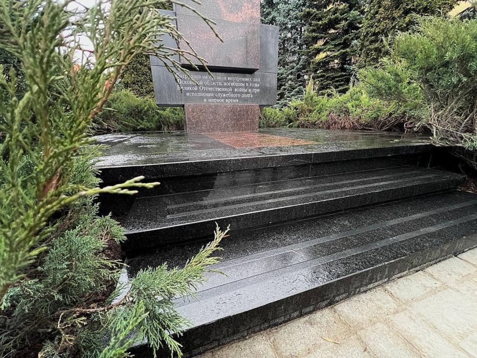 Работу по обновлению мемориалов продолжают в Пскове