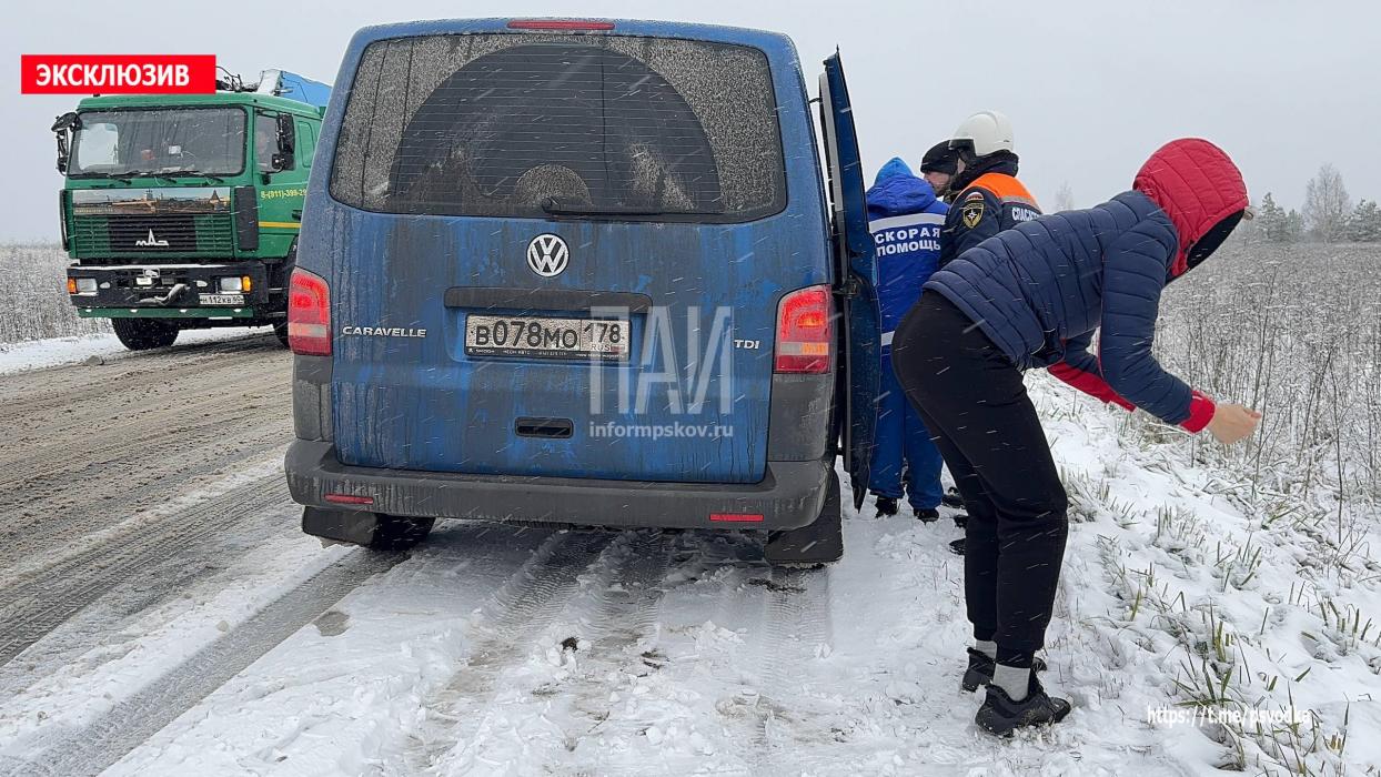 Автомобиль вылетел в кювет в Псковской районе, есть пострадавшие