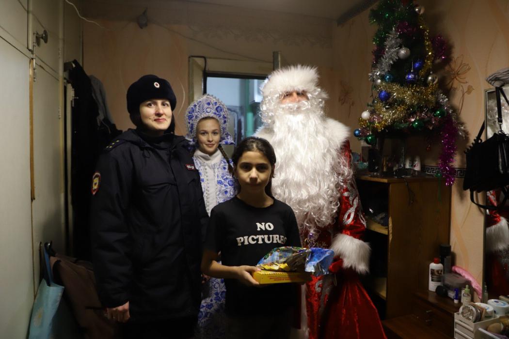 Полицейские поздравили юных псковичей с наступающим Новым годом