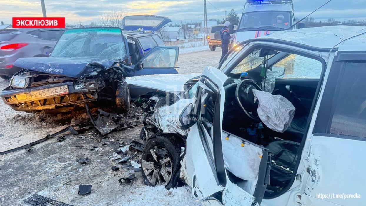Volkswagen и Lada Granta столкнулись в Псковском районе