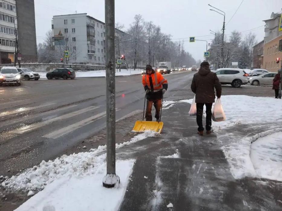 Расчистка дорог от снега идёт в Пскове с самого утра