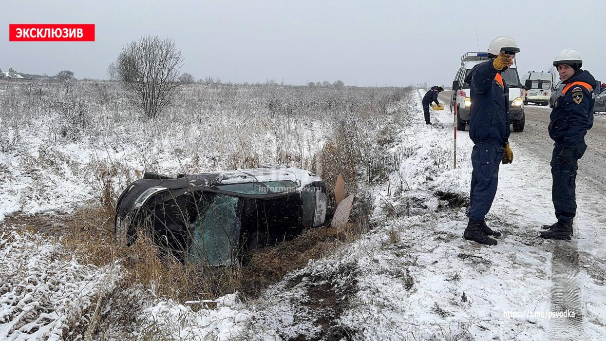 Автомобиль вылетел в кювет в Псковской районе, есть пострадавшие