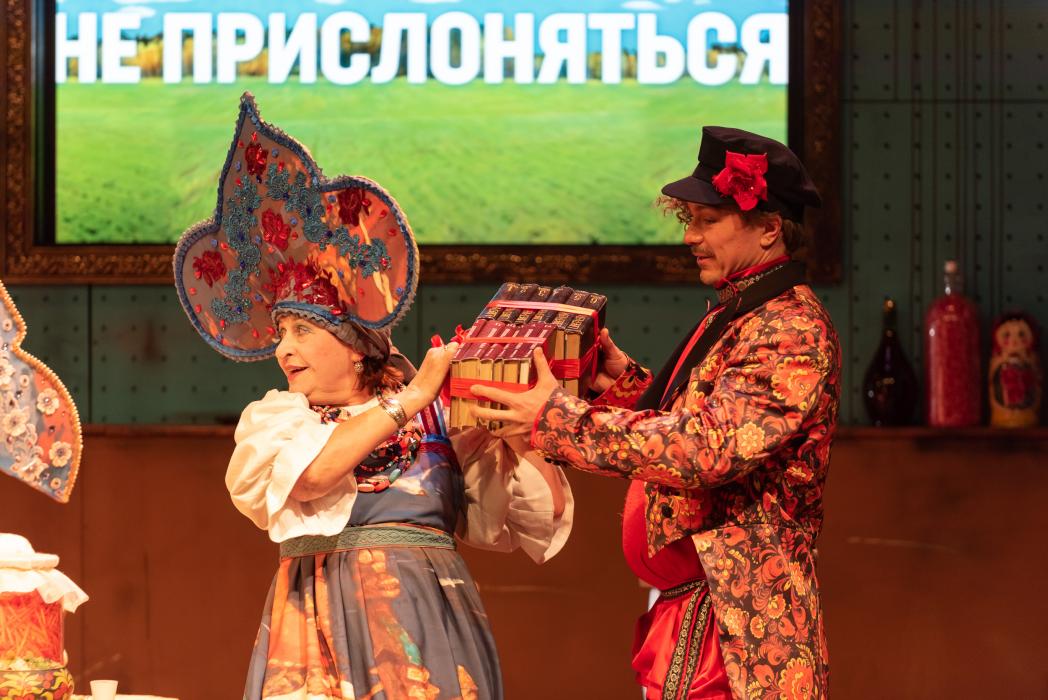 Часы судьбы: премьера спектакля «Бабы Шанель» прошла в Пскове