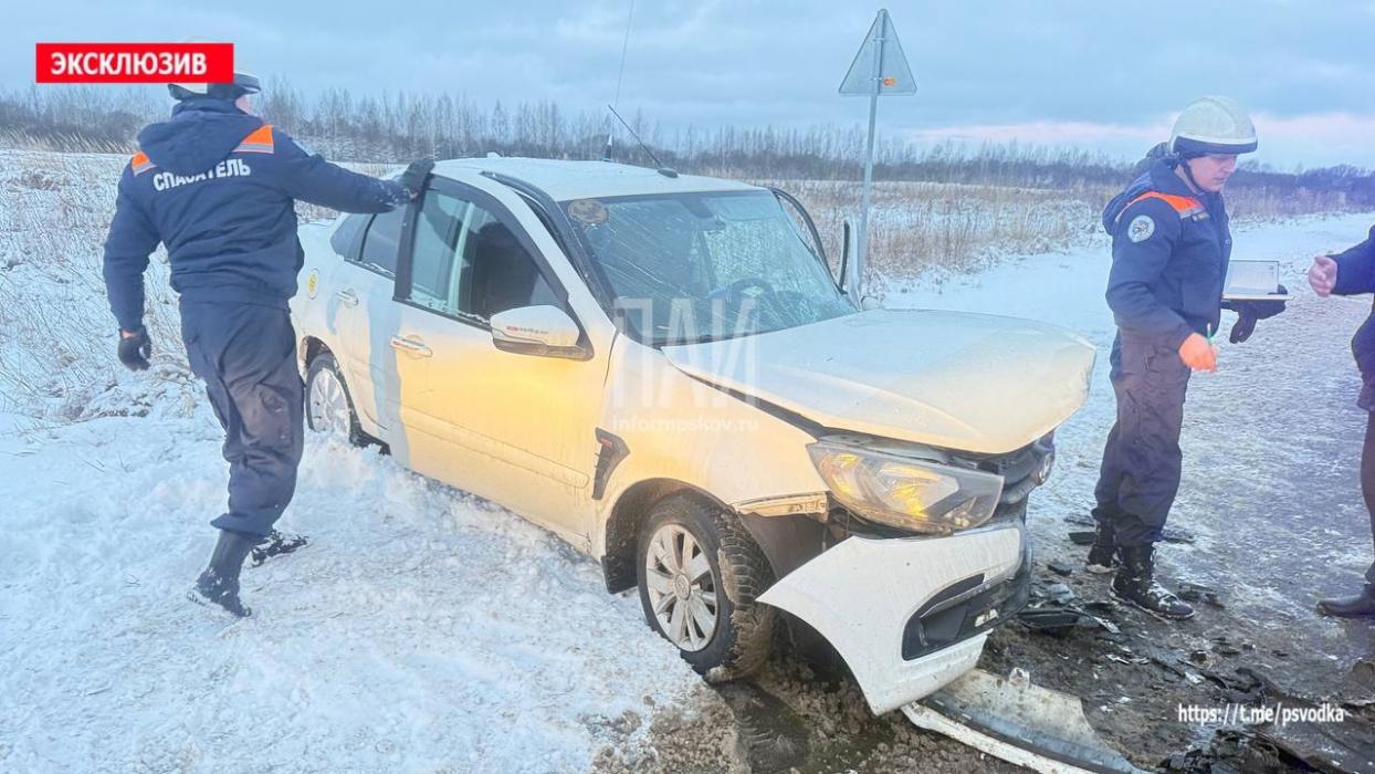 Volkswagen и Lada Granta столкнулись в Псковском районе