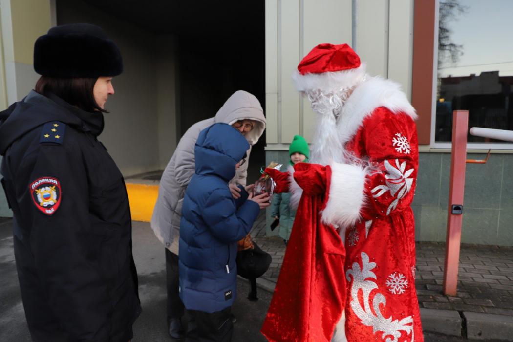Полицейские поздравили юных псковичей с наступающим Новым годом