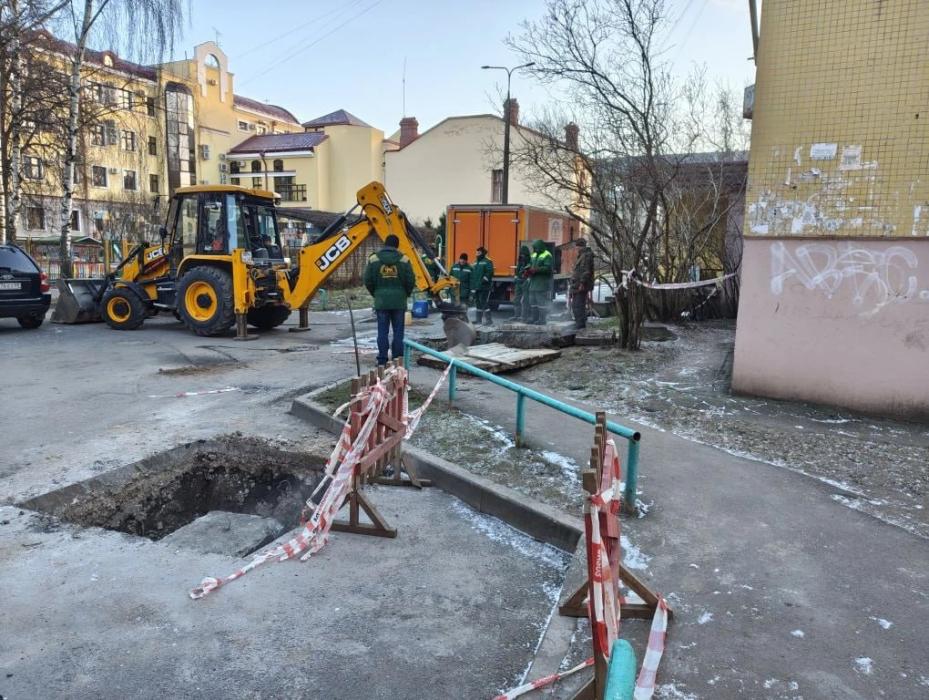 Псковские теплосети устранили утечку под тротуаром на улице Гражданской