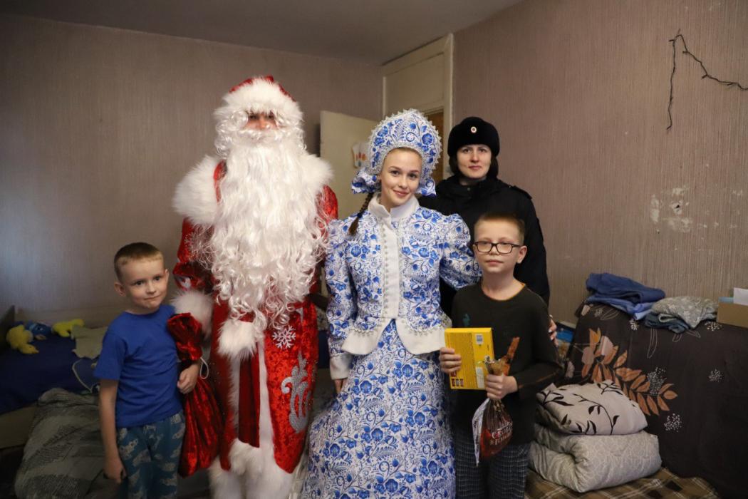 Полицейские поздравили юных псковичей с наступающим Новым годом
