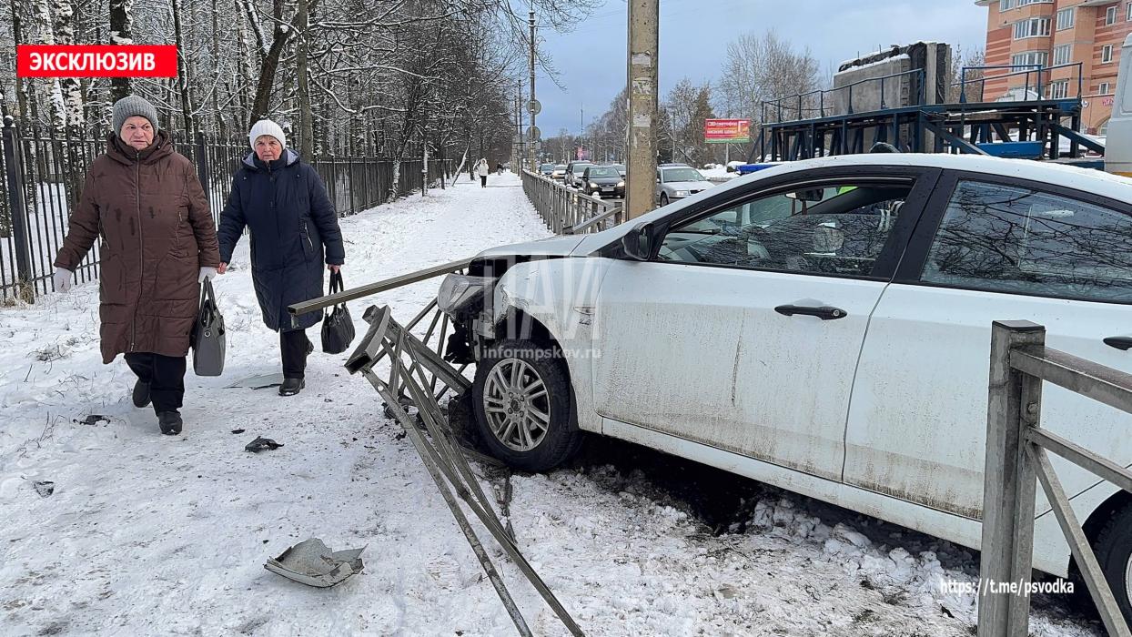 Авария на улице Юбилейной в Пскове 