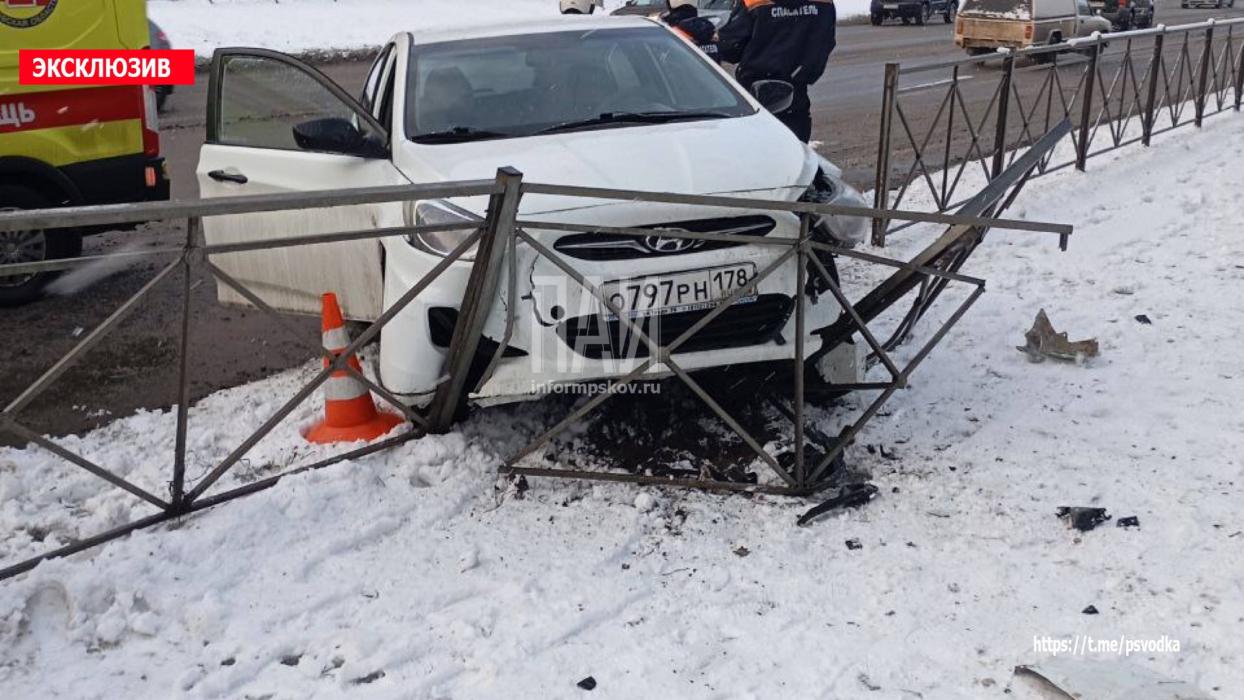 Авария на улице Юбилейной в Пскове 