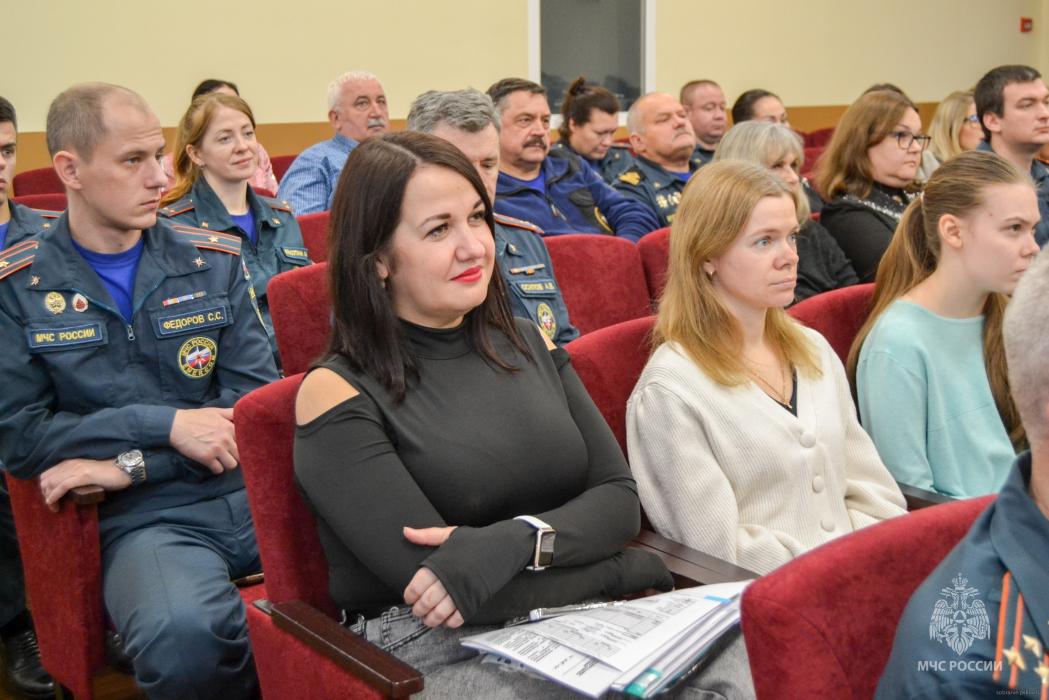 Благодарности областного Собрания вручили добровольцам, участвующим в спасении людей