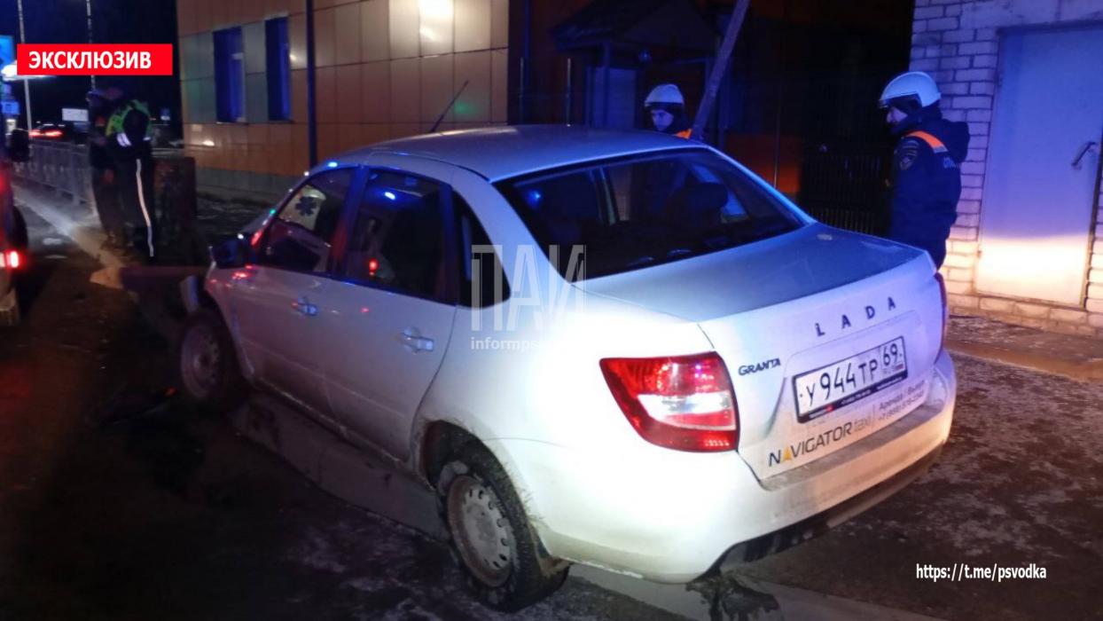 Водитель на «Ладе» врезался в дорожное ограждение в Пскове