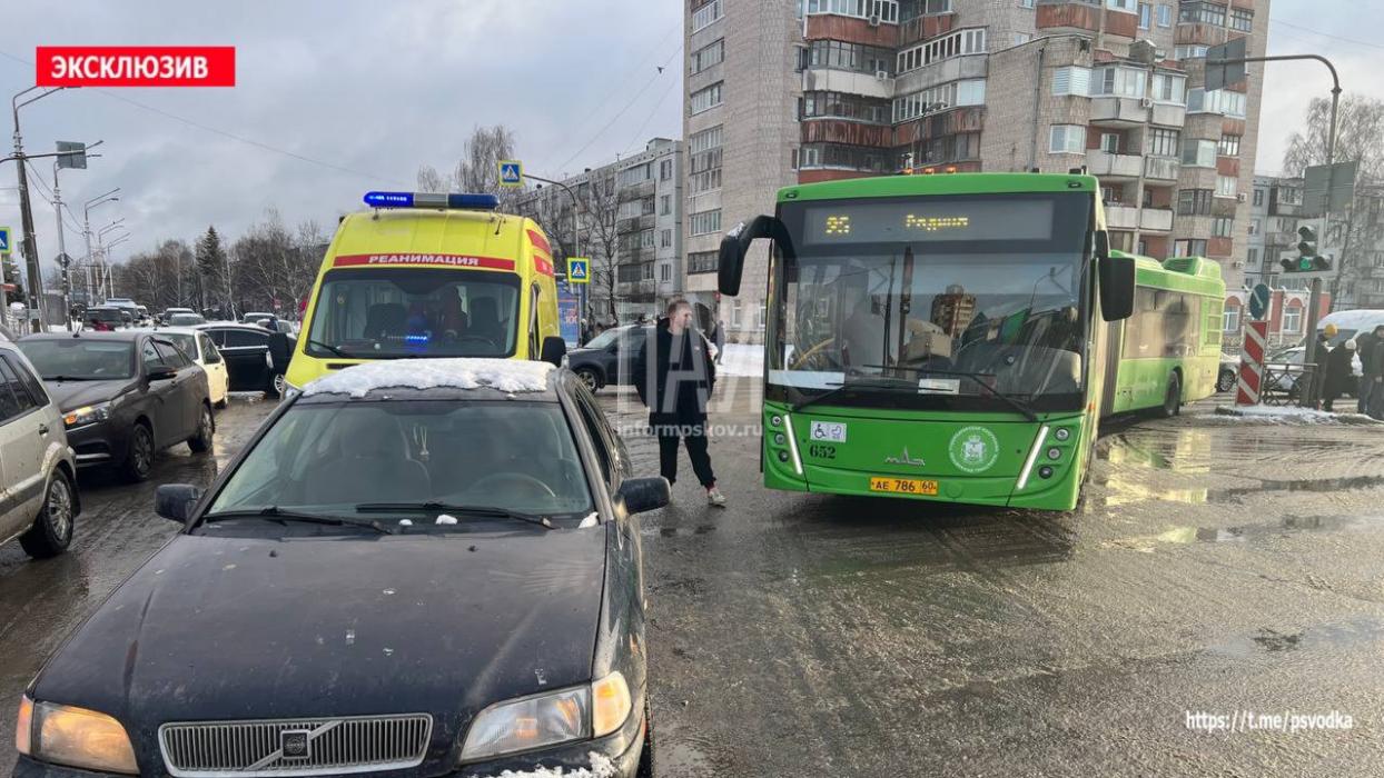 ДТП с участием автобуса в Пскове