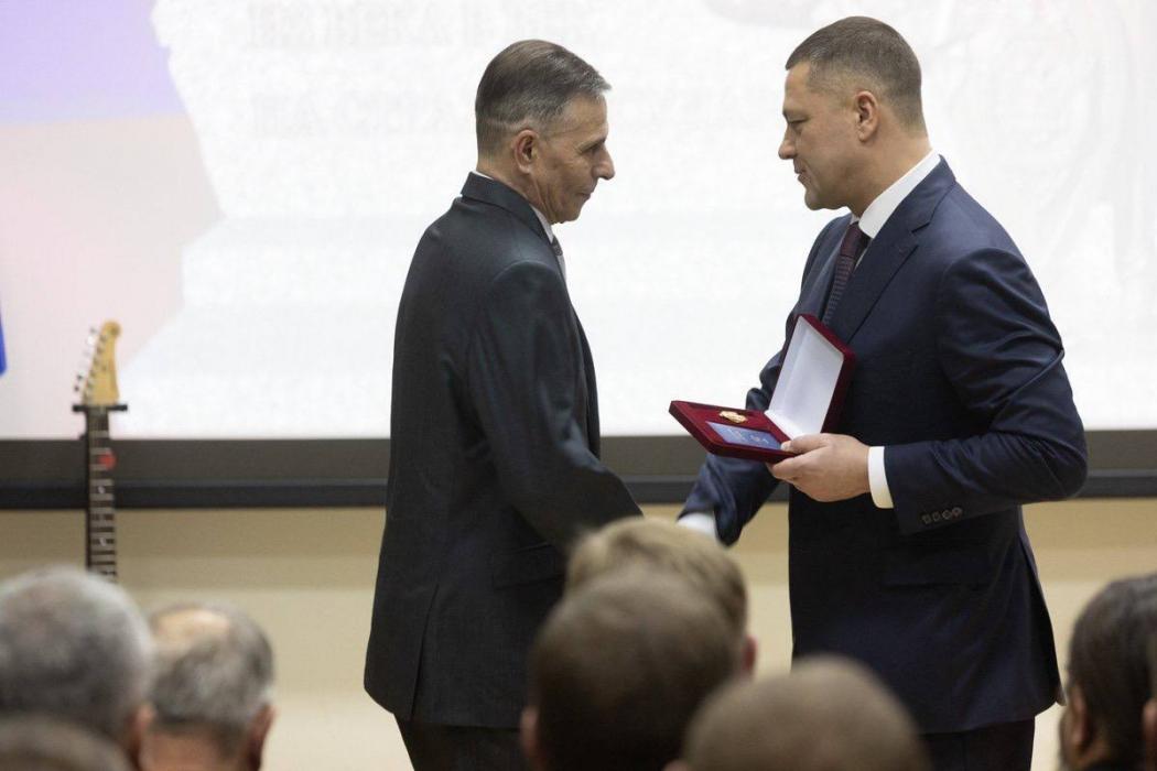 Поздравление с профессиональным праздником 