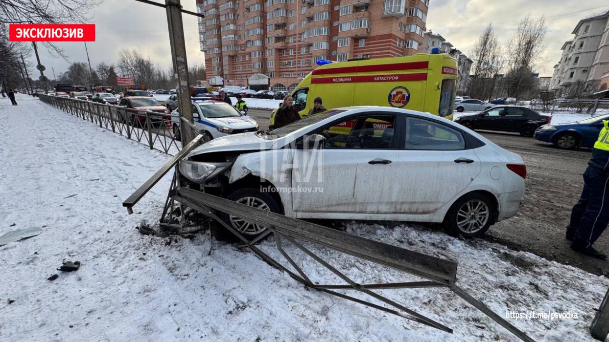 Авария на улице Юбилейной в Пскове 
