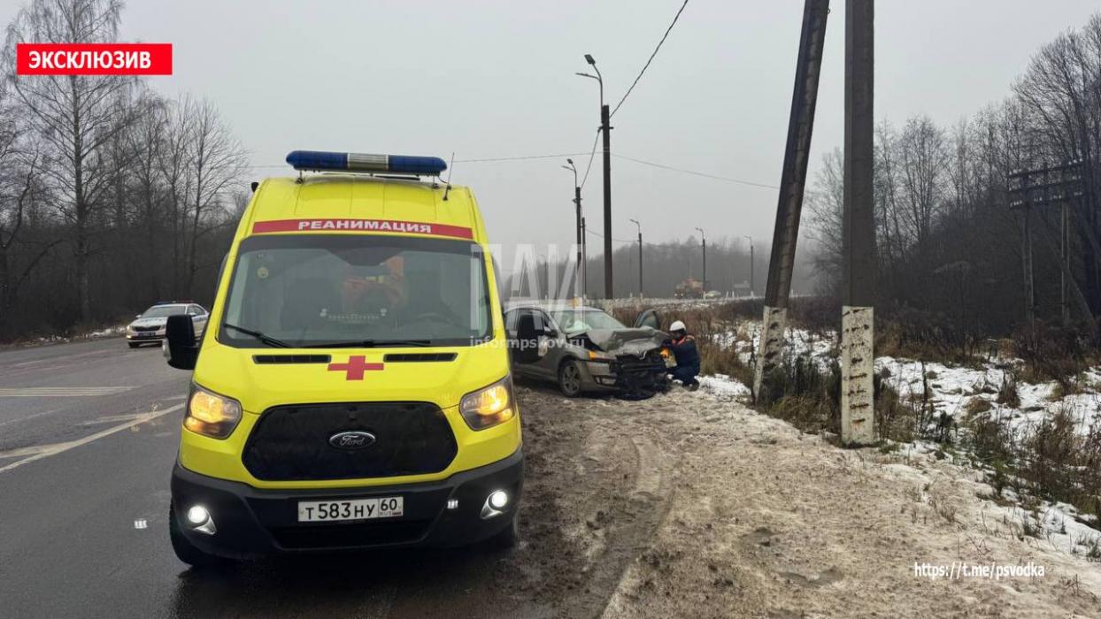 Два человека пострадали в ДТП на улице Николая Васильева в Пскове