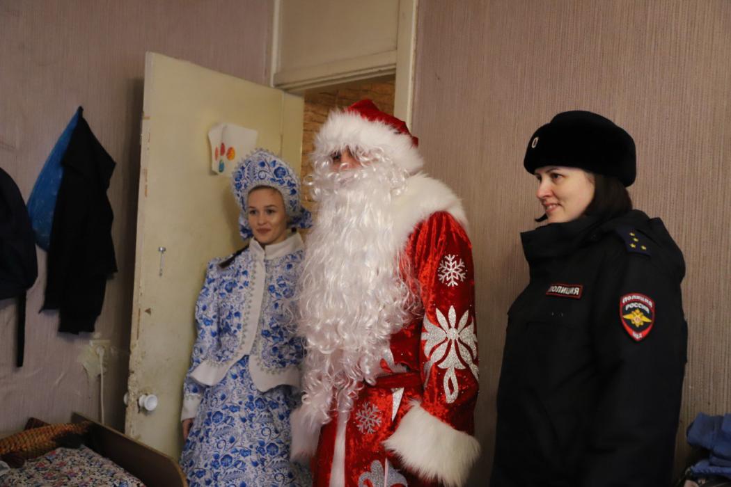 Полицейские поздравили юных псковичей с наступающим Новым годом