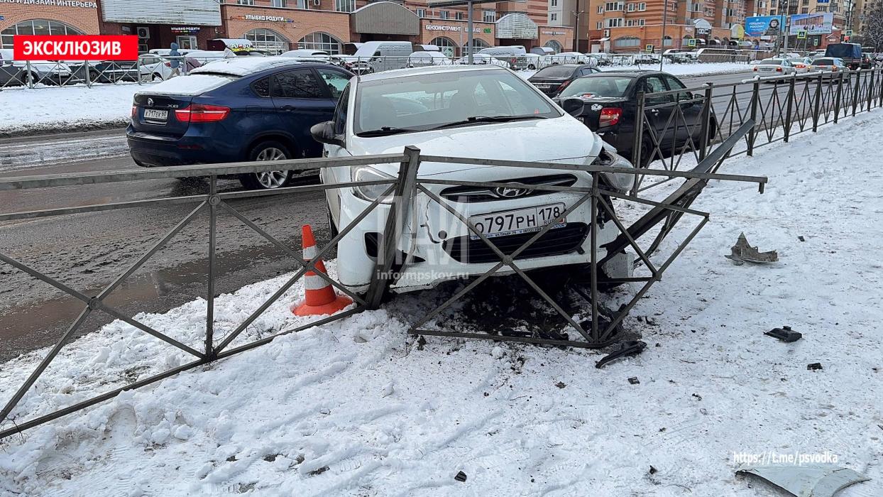 Авария на улице Юбилейной в Пскове 