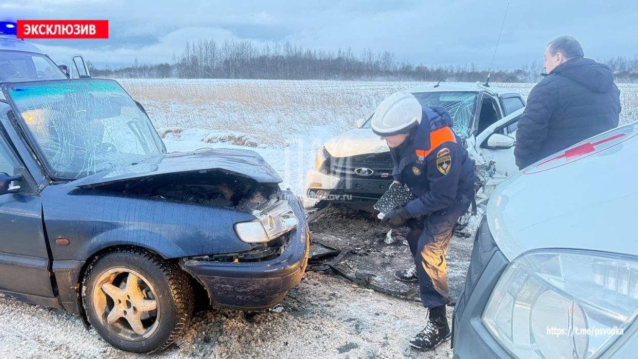 Volkswagen и Lada Granta столкнулись в Псковском районе