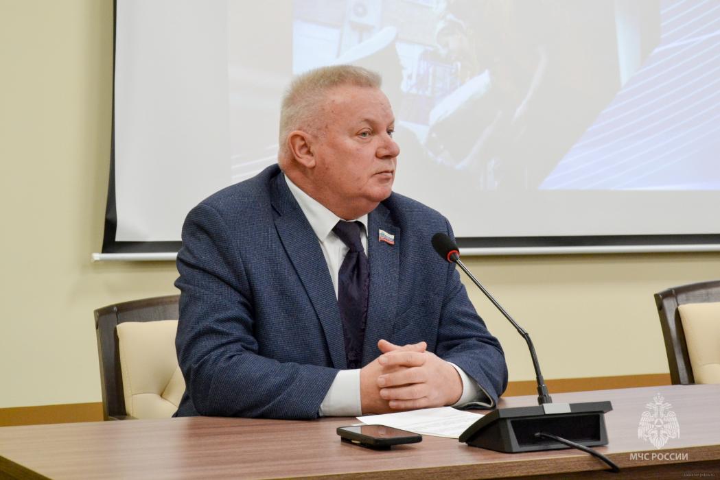 Благодарности областного Собрания вручили добровольцам, участвующим в спасении людей