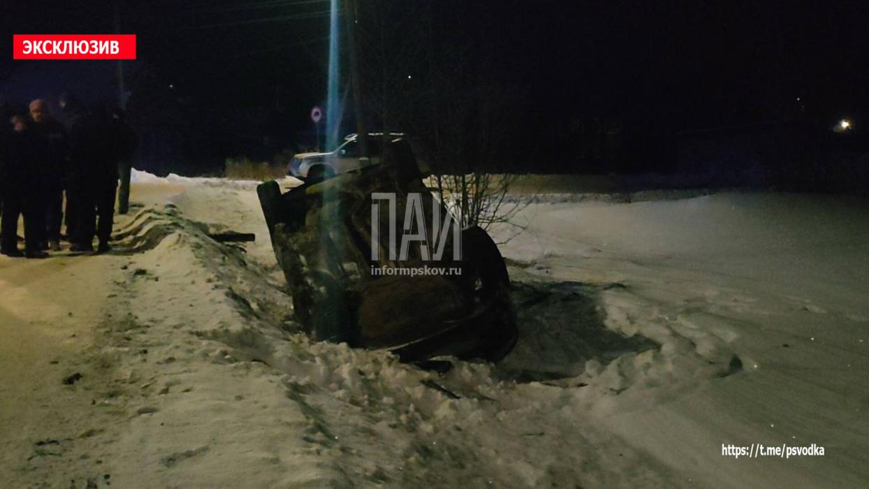 В Пыталово автомобиль опрокинулся в кювет