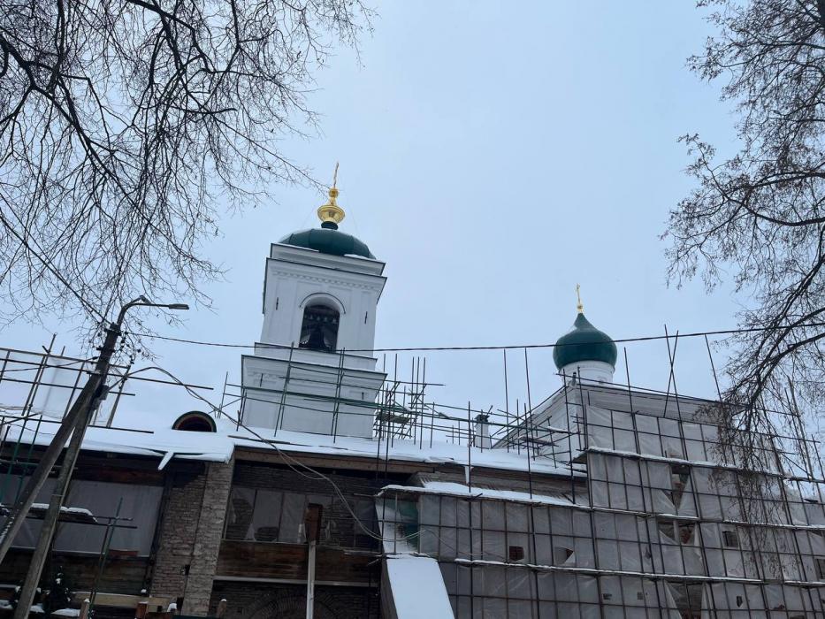 Лестницу из натурального дерева изготовили для церкви Мирожского монастыря