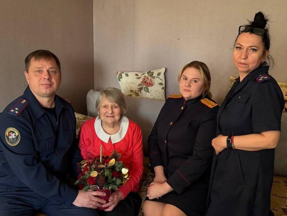 Сотрудники следственного управления по Псковской области поздравили труженицу тыла с Новым годом