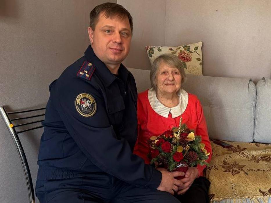 Сотрудники следственного управления по Псковской области поздравили труженицу тыла с Новым годом