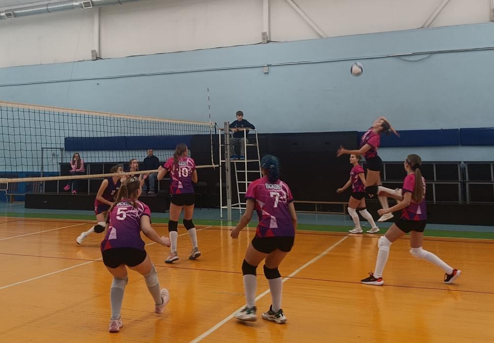 Псковские волейболистки выиграли бронзу межмуниципального турнира в Санкт-Петербурге 