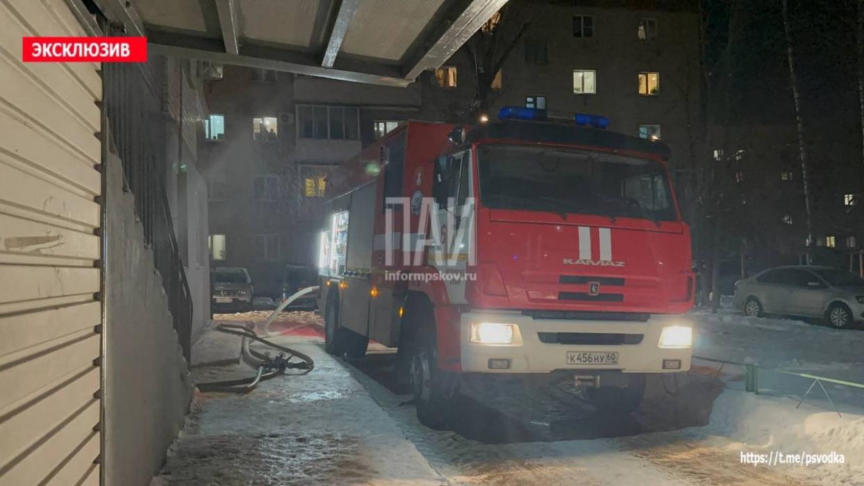 Квартира с человеком внутри загорелась в Великих Луках