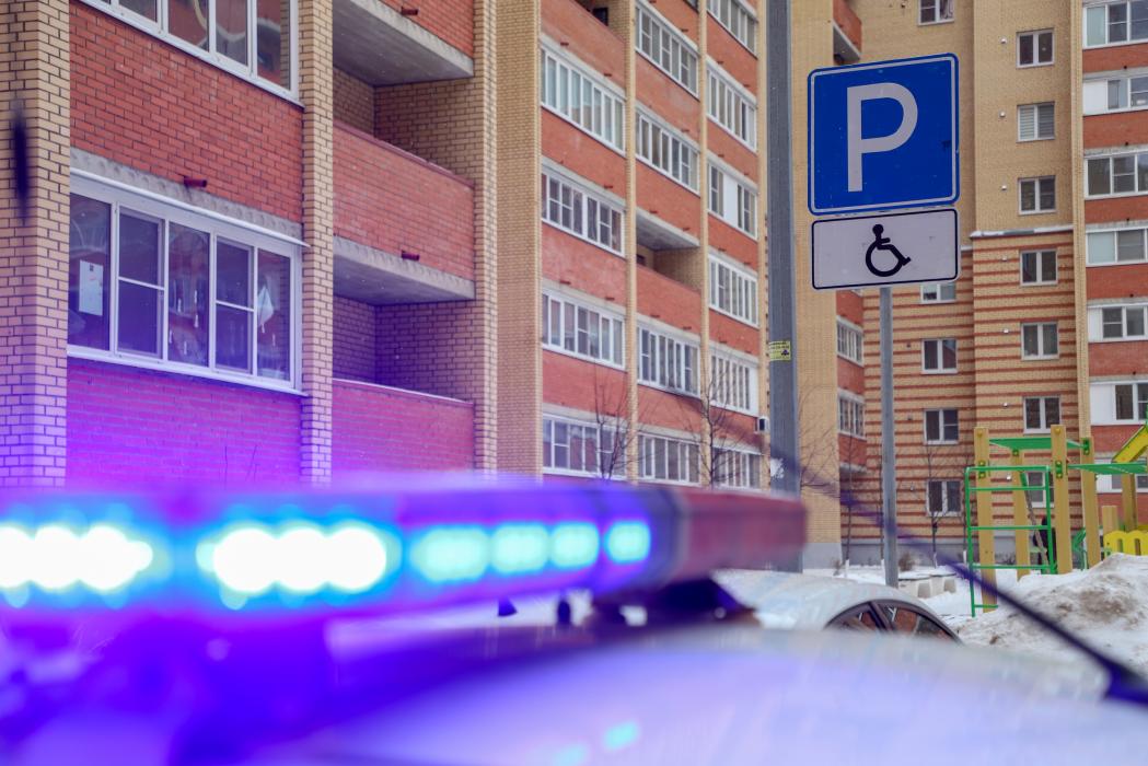 Более 50 водителей оштрафовали в Пскове за парковку на инвалидных местах с начала года
