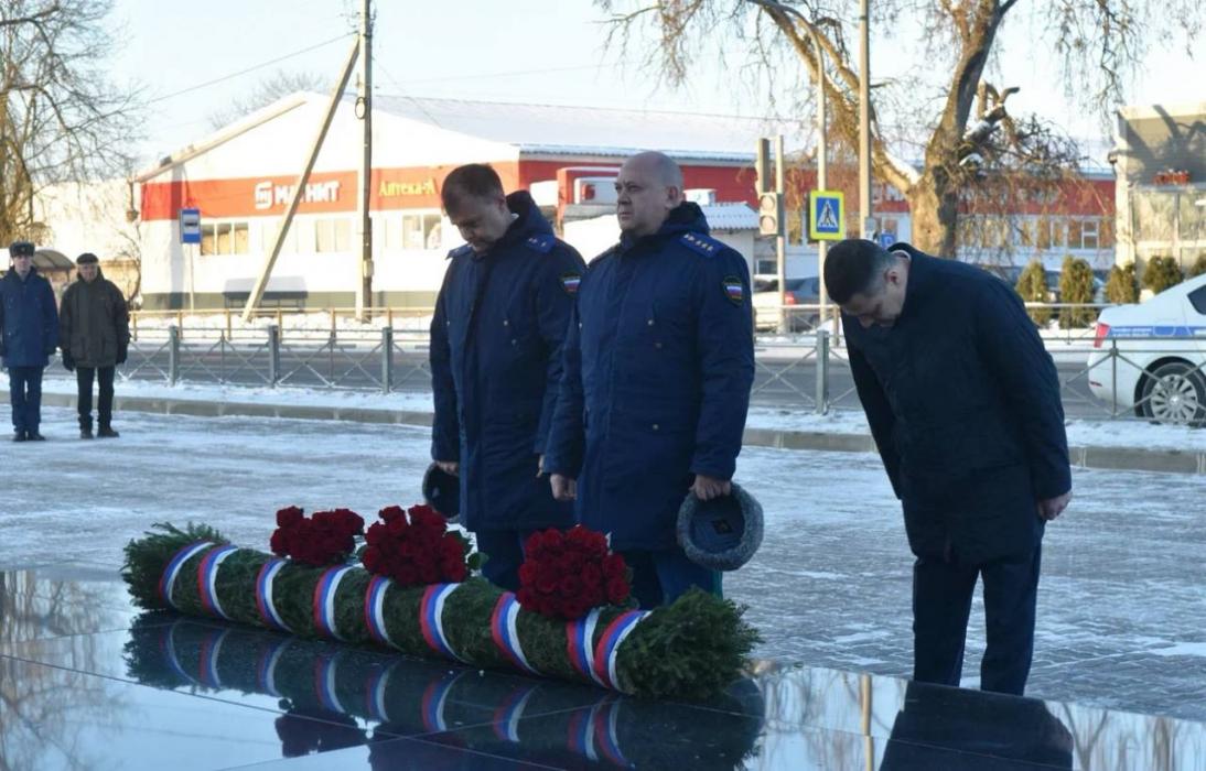 Михаил Ведерников и Алексей Захаров почтили память героев-десантников в Псковской области