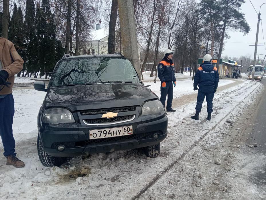 В Пскове «Нива» вылетела на тротуар после столкновения с КамАЗом