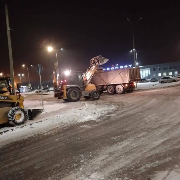 Коммунальщики убирают последствия снегопадов в Пскове