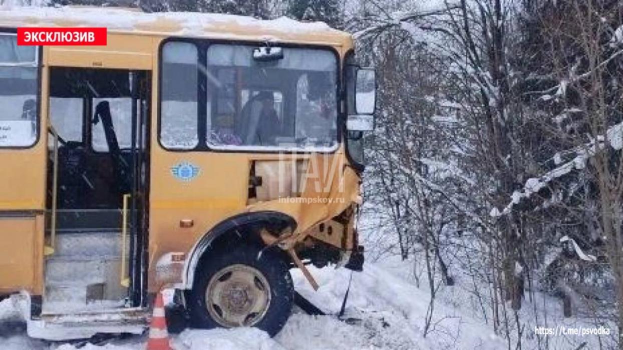 Кондуктор пострадала при столкновении легковушки с автобусом в Куньинском районе