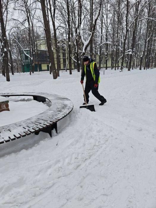 В Великих Луках коммунальные службы круглосуточно ликвидируют последствия снегопада