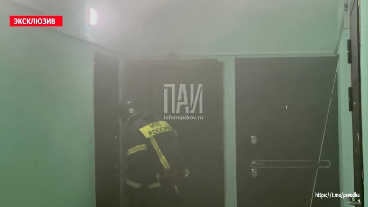 Квартира с человеком внутри загорелась в Великих Луках