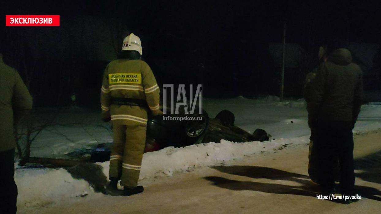 В Пыталово автомобиль опрокинулся в кювет