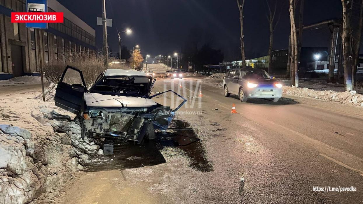 Двух человек госпитализировали в результате ДТП в Пскове на улице Индустриальной
