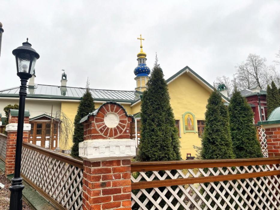 В Лазаревском храме Псково-Печерского монастыря приступили к установке иконостаса