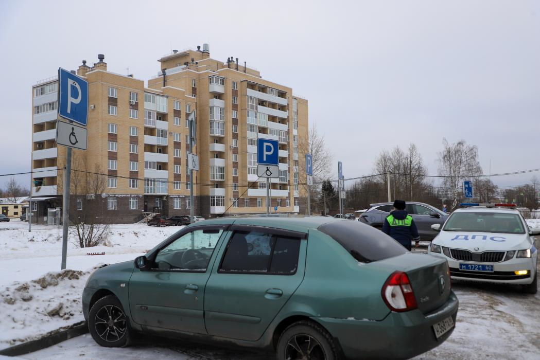 Более 50 водителей оштрафовали в Пскове за парковку на инвалидных местах с начала года