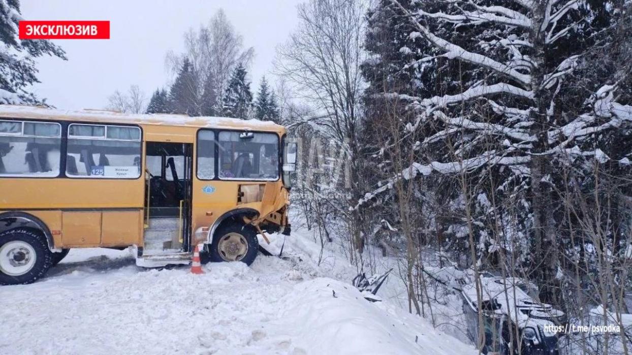 Кондуктор пострадала при столкновении легковушки с автобусом в Куньинском районе