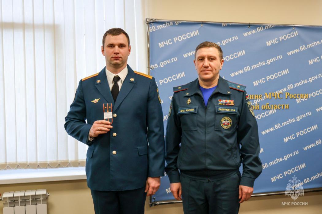 Специалистам псковского МЧС присвоили очередные специальные звания