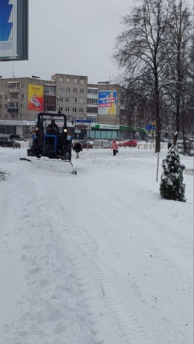 В Великих Луках коммунальные службы круглосуточно ликвидируют последствия снегопада