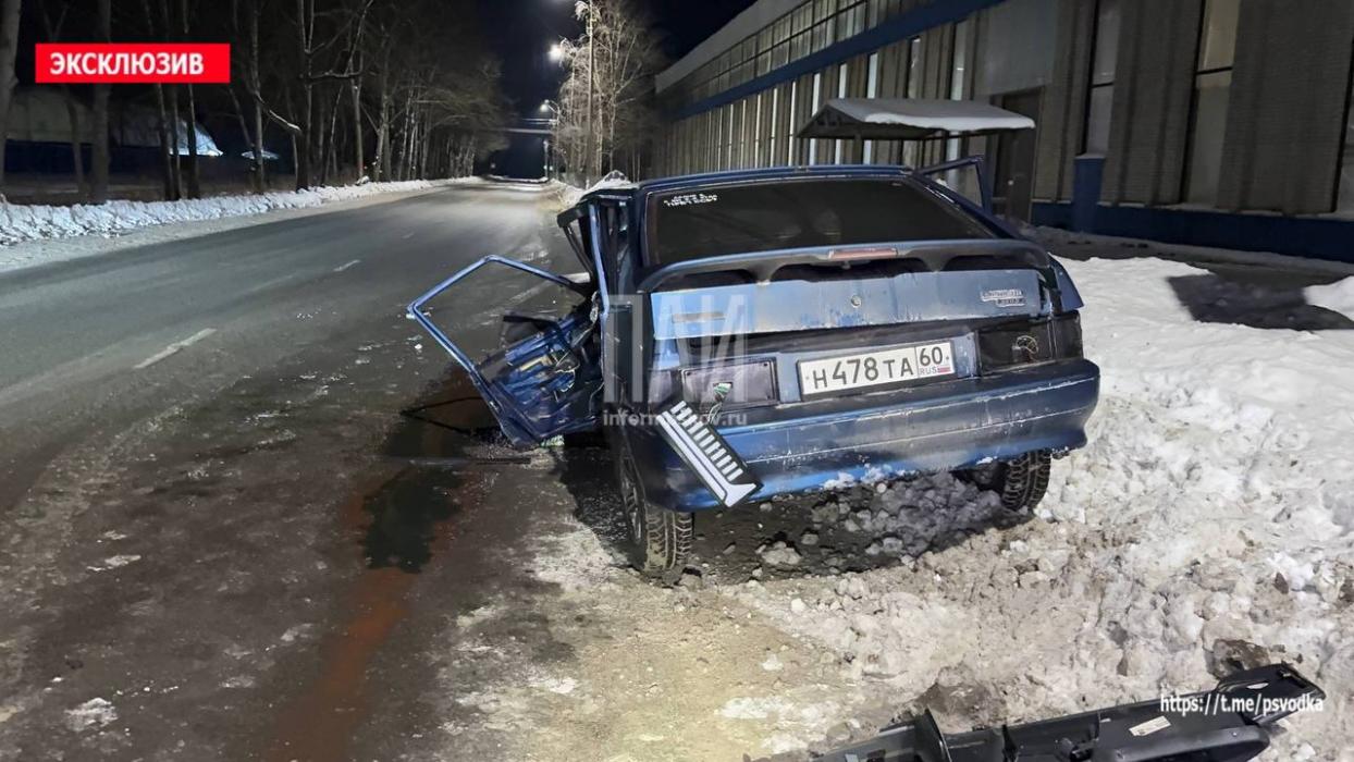 Двух человек госпитализировали в результате ДТП в Пскове на улице Индустриальной