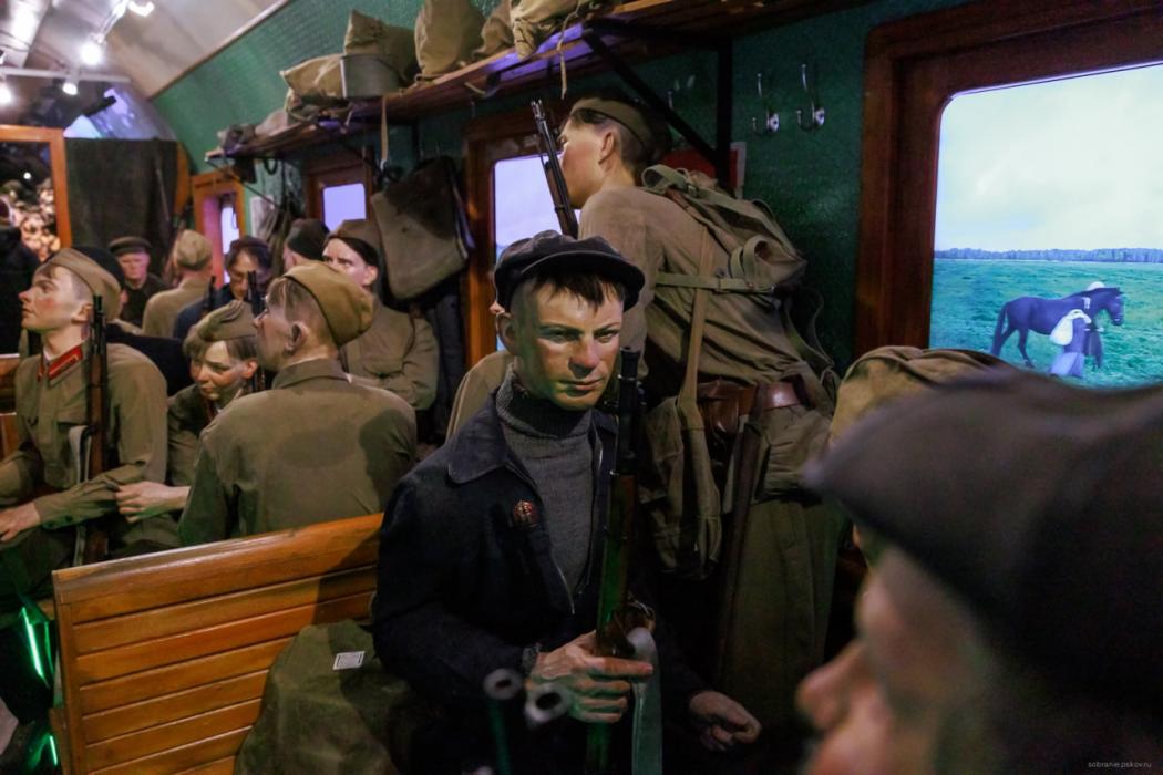 Депутаты областного Собрания погрузились в атмосферу Великой Отечественной войны с помощью «Поезда Победы»