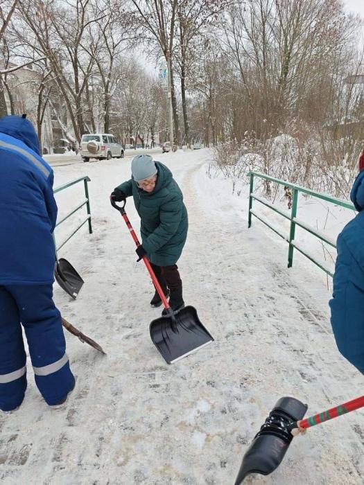 В Великих Луках коммунальные службы круглосуточно ликвидируют последствия снегопада