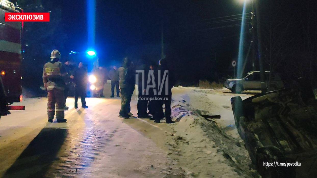 В Пыталово автомобиль опрокинулся в кювет