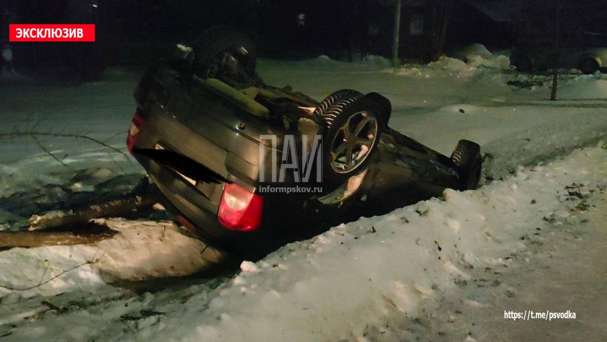 В Пыталово автомобиль опрокинулся в кювет