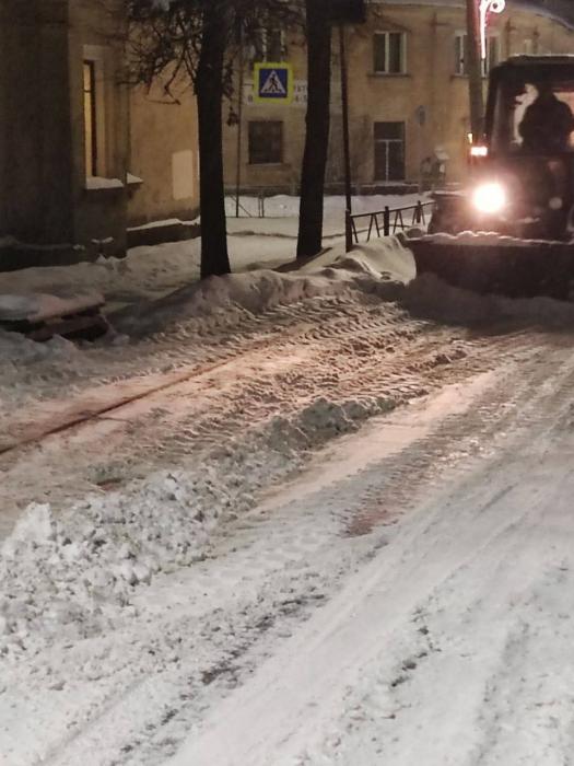 В Великих Луках коммунальные службы круглосуточно ликвидируют последствия снегопада