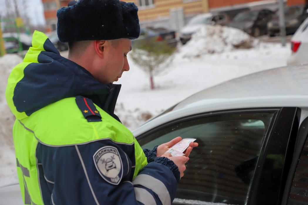 Более 50 водителей оштрафовали в Пскове за парковку на инвалидных местах с начала года